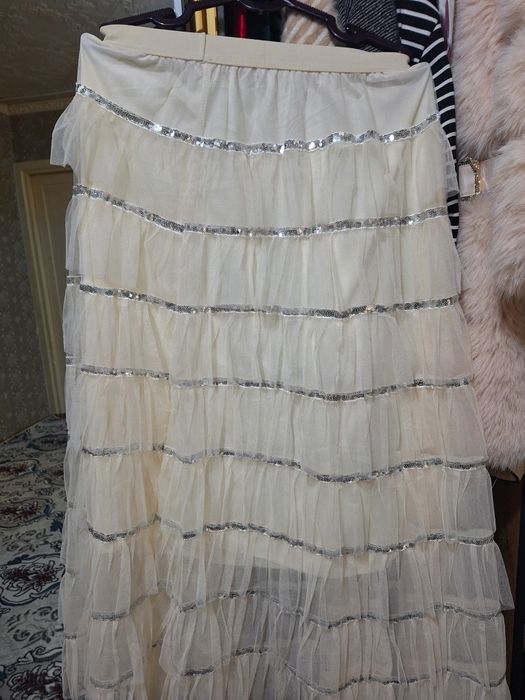 Bahor va yoz oyi uchun ajoyib tanlov.Qaymoq rangda ajoyib kofta yubka