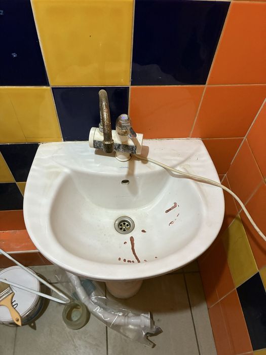 Раковина так-же есть унитаз