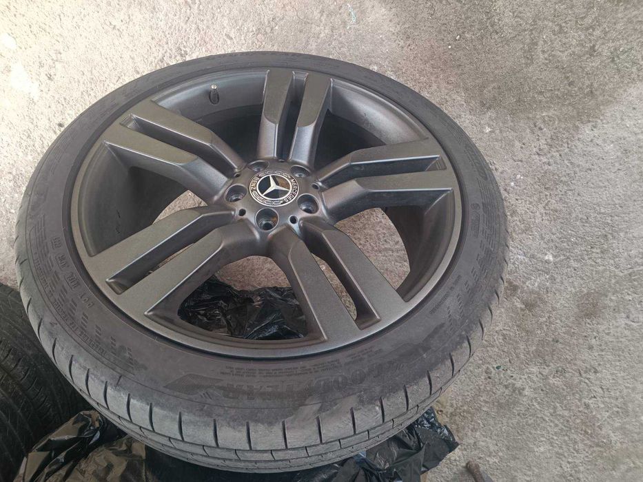 Гуми 20 цола 235/45/20 2 бр. и 255/40/20 Goodyear с джанти за Mercedes