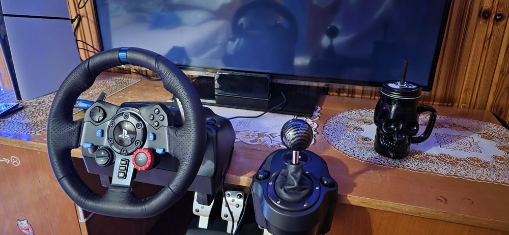 Симулатор за шофиране Logitech G29 в отлично състояние