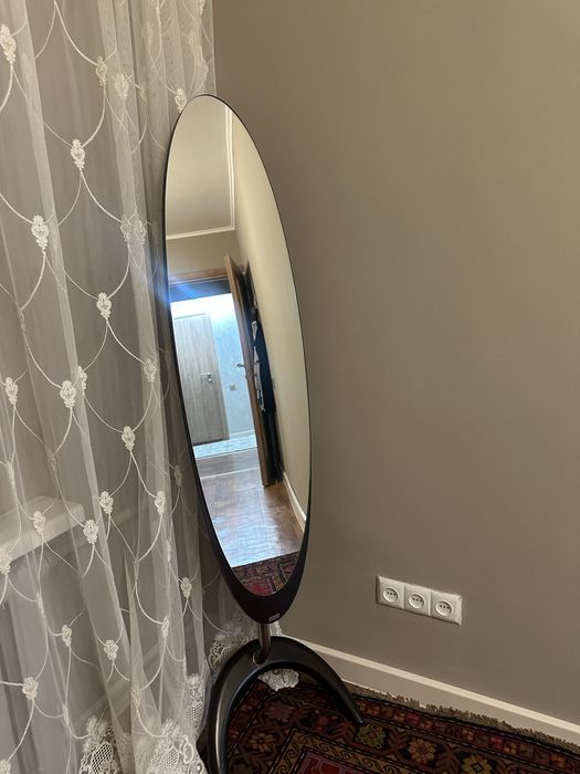 Зеркало на ножке