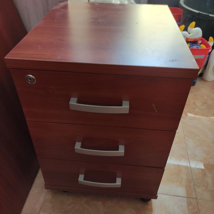 Офисный стол с тумбой