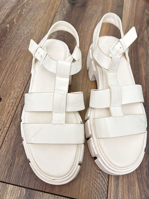 Белые сандалии Stradivarius (38 размер) на платформе