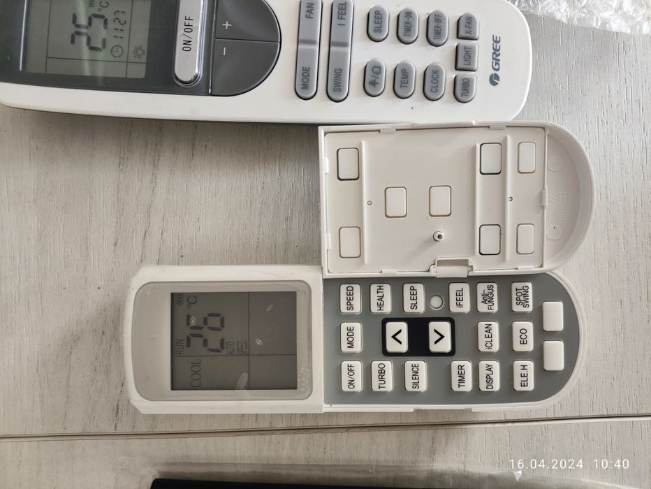 Пульты управления от кондиционера.