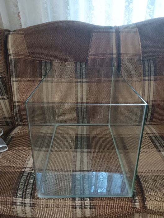 Vând Acvariu pentru pești 50x30x28 40L
