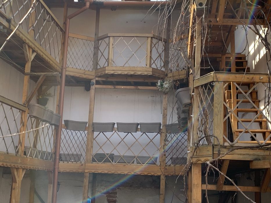 Конструкция Манастира дървени тераси, греди, челни дъски и декор