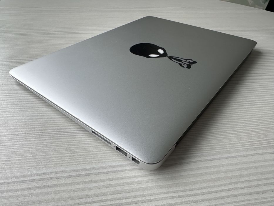 MacBook Air • Intel i5 - 8Gb RAM - 240Gb SSD - arata bine - baterie buna