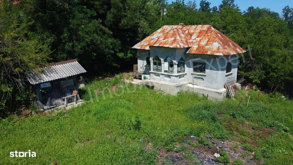 Casă bătrânească de vânzare în comuna Ciofrângeni, județ Argeș.