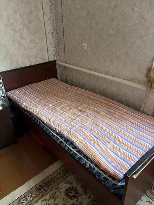 Продам кровать с матрасам хорошая