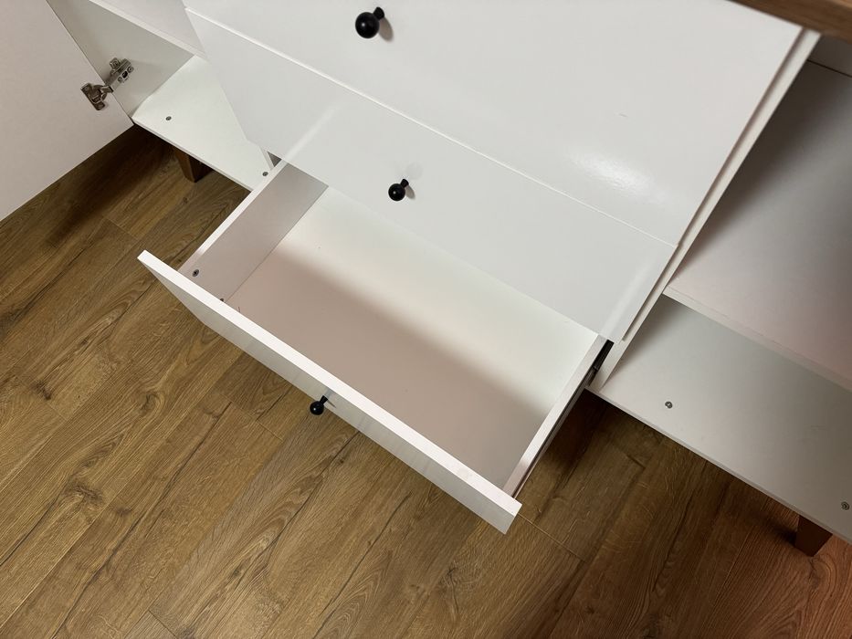 Шкаф / скрин за дрехи