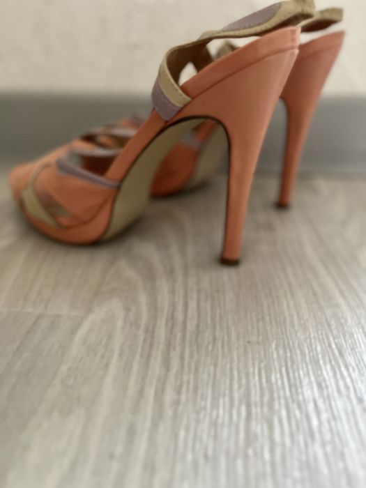 Женские босоножки