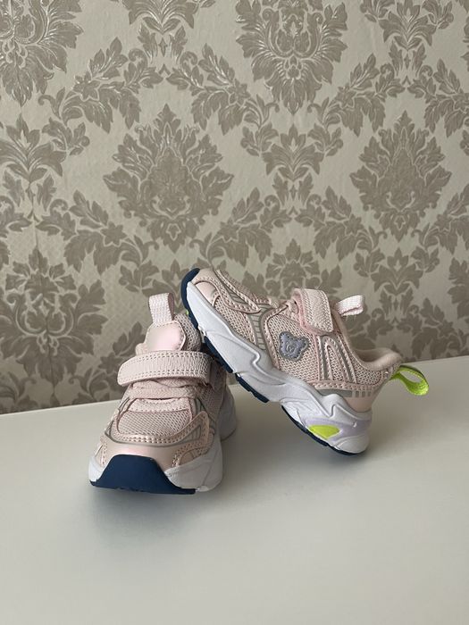 Продам детские кроссовки