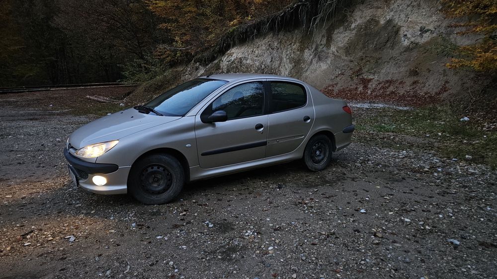Vând s-au schmb peugeot 206
