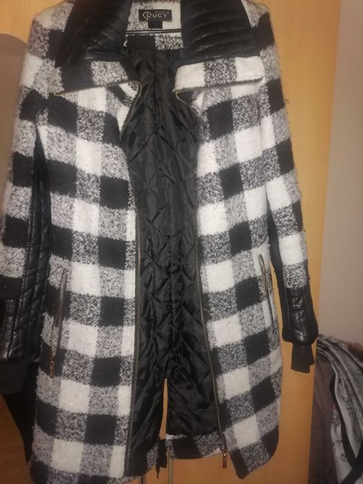 Дамско палто с кожена яка