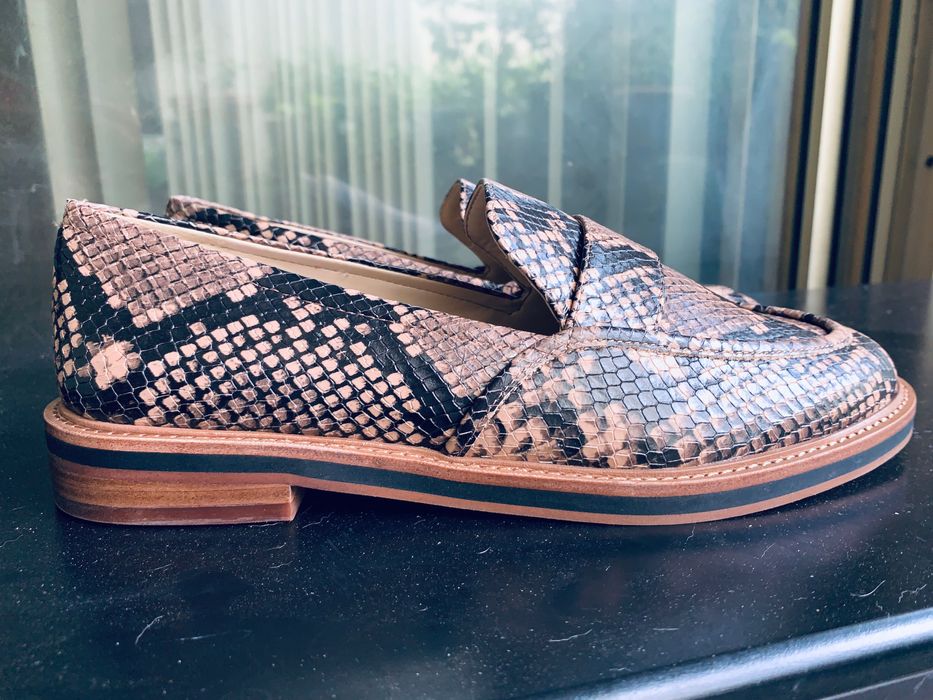 Vince Camuto • •