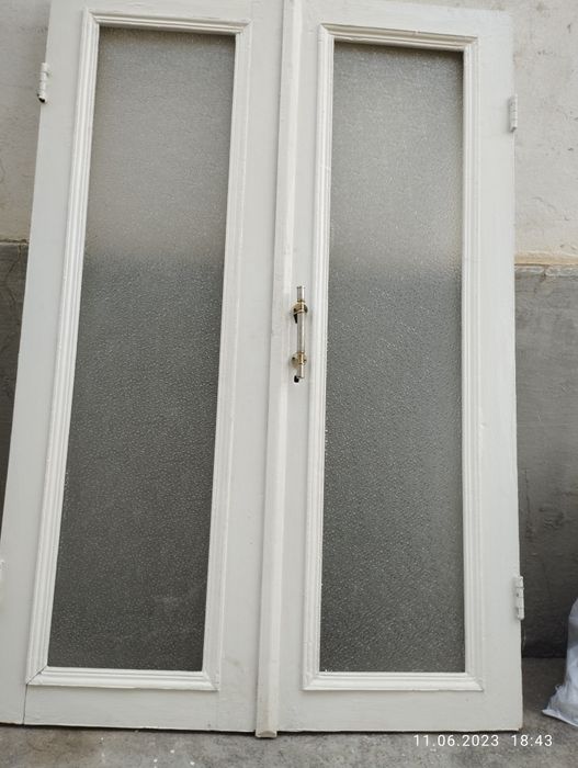 Деревные двери от стенки вместе со стеклами