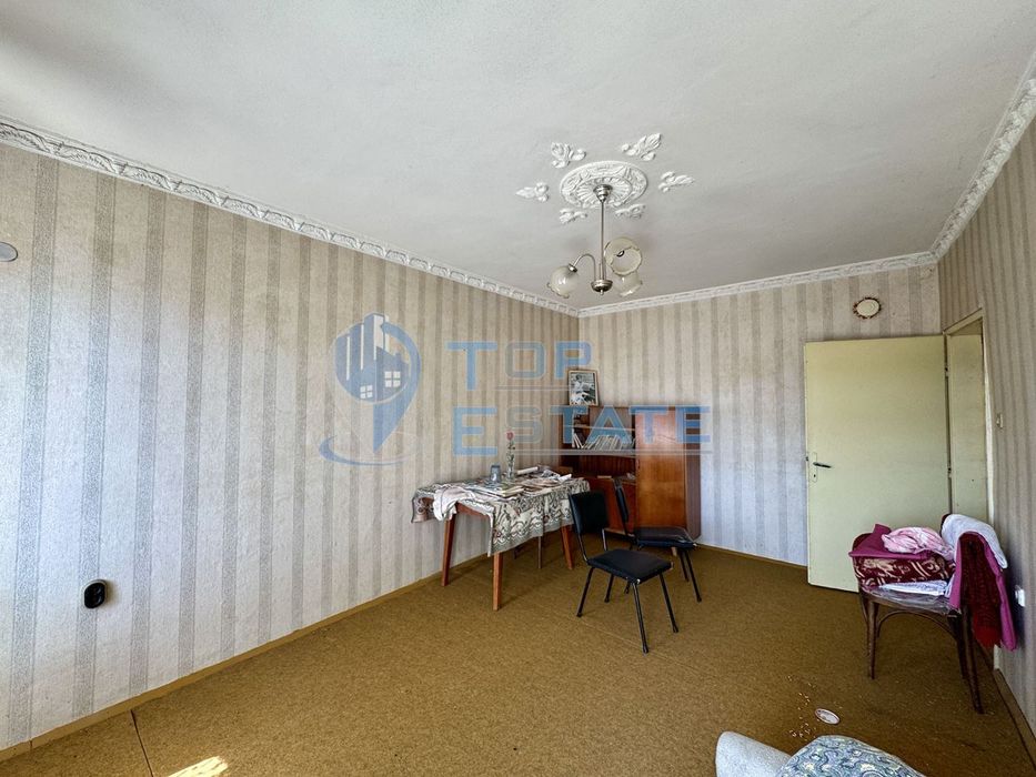 Масивна тухлена къща с кладенец и голям двор в село Ново Градище, обл