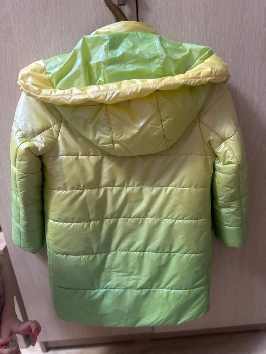 Продам куртку на девочку