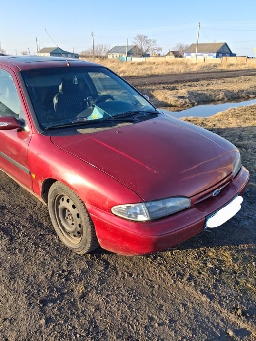 Продам Ford Mondeo 1. 1996 года.на автомате.машина на ходу,объём 1.8