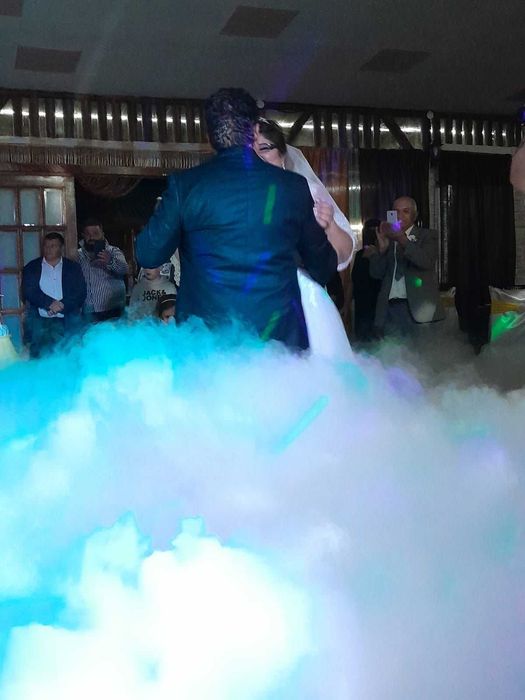 Fum greu dansul mirilor cu artificii si baloane explozive