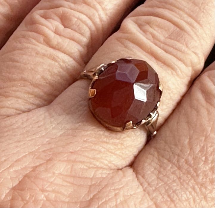 Inel din aur cu piatra centrala carneol