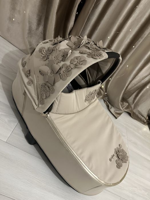 Vând landou Cybex Simply Flowers Nude Beige