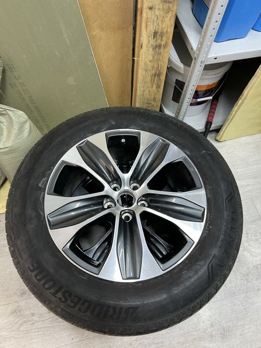 Продам оригинальные диски с шинами комплект