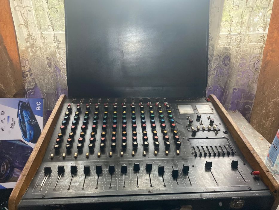 Vând 5 boxe și un mixer