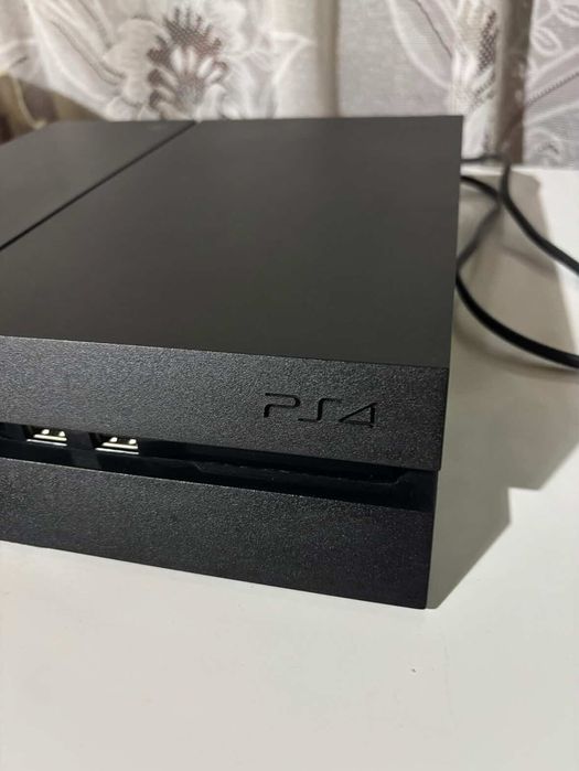 Vând PS4 in stare foarte bună