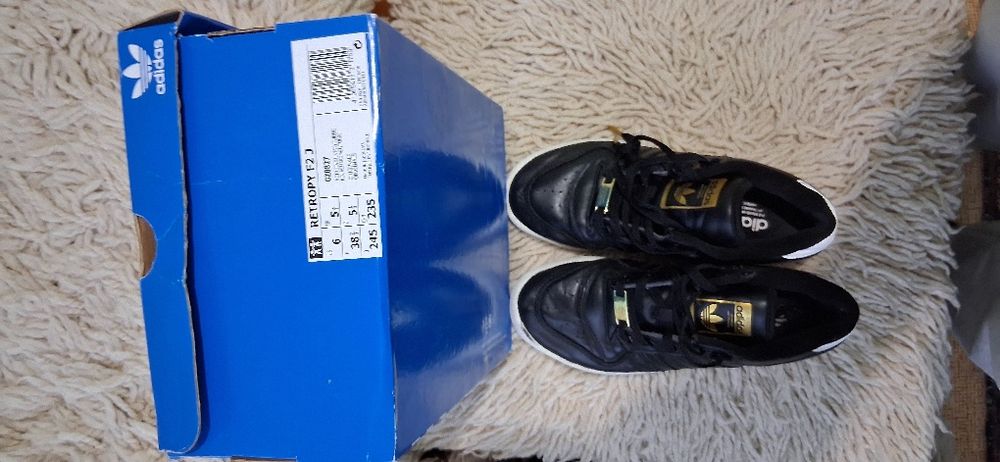 Дамски оригинални кожени маратонки адидас