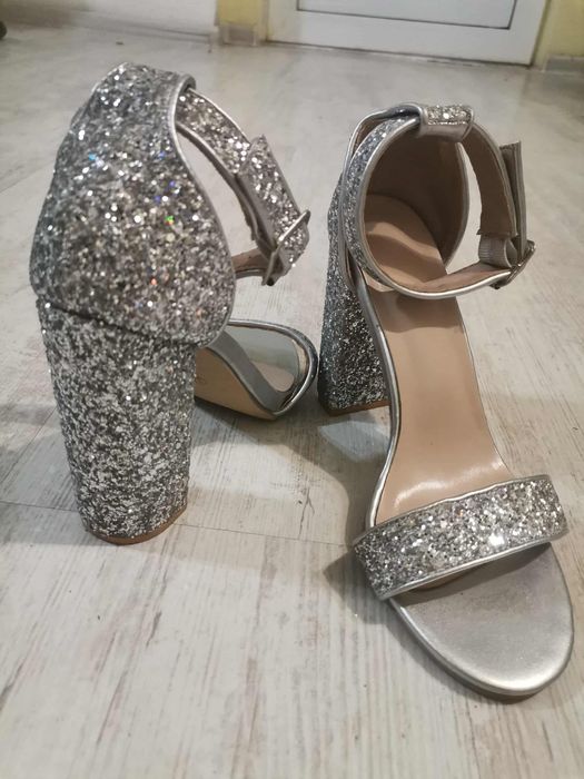 Сребристи токчета с брокат