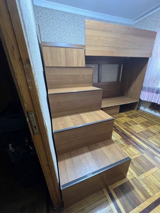 Двухъярусная кровать из ЛДСП с полками, ящиками и встроенным шкафом