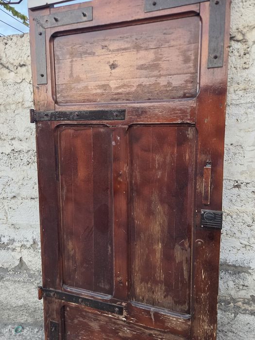 Darvoza taxta eshigi bilan