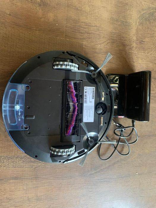 Vând aspirator robot Samsung puțin folosit.