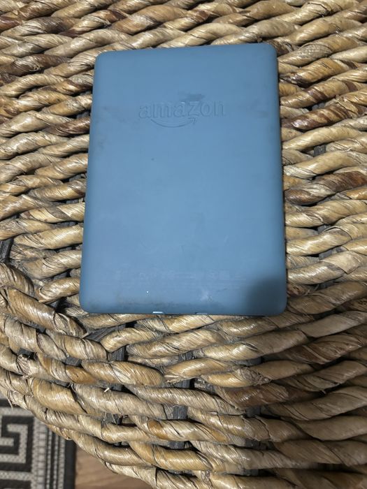 Vand Kindle 2017, contine 277 carti, are ecranul blocat,eventual piese