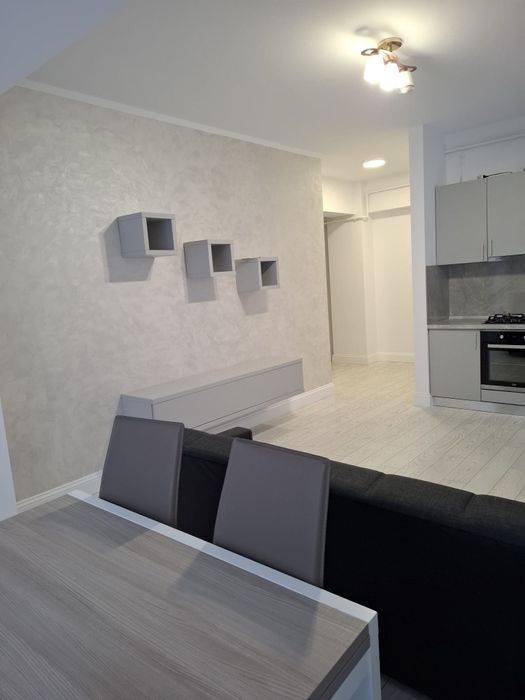 Închiriez apartament cu trei camere în bloc nou mobilat si utilat