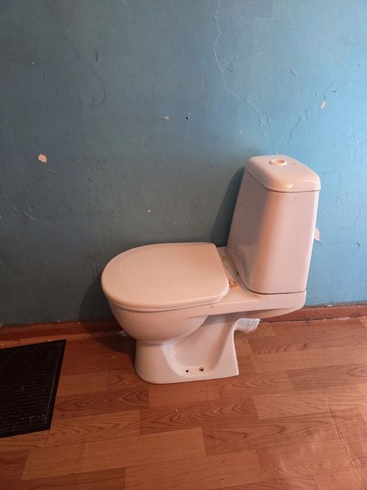 Отдам даром унитаз. На банке трещины.