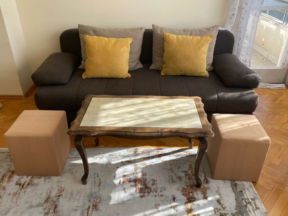 Диван с две табуретки и  масичка