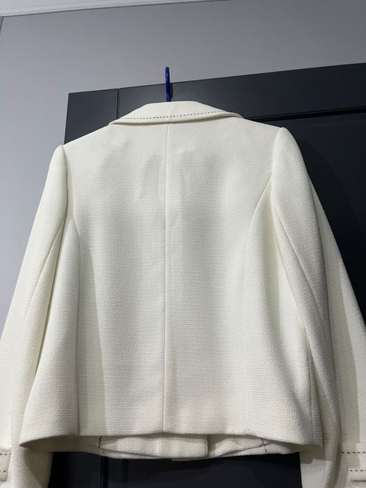 Платье черное коктейльное и пиджак белый