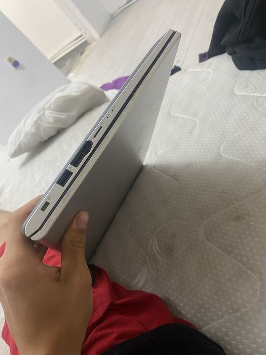 Leptop Asus, intr-o stare aprope impecabil