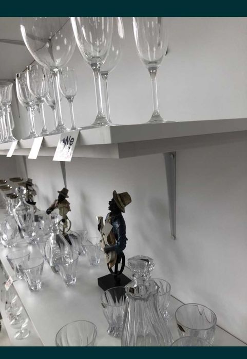 Оборудване за магазин,ателие,стелажи, масивно бюро и рафтове от MDF