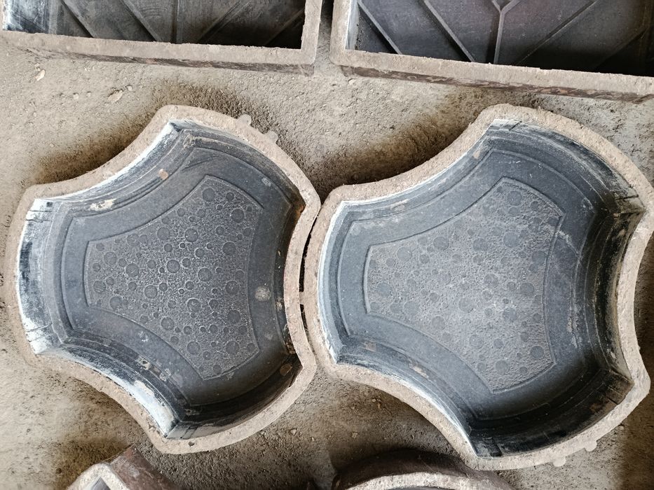 Vând schimb.matrite pavele