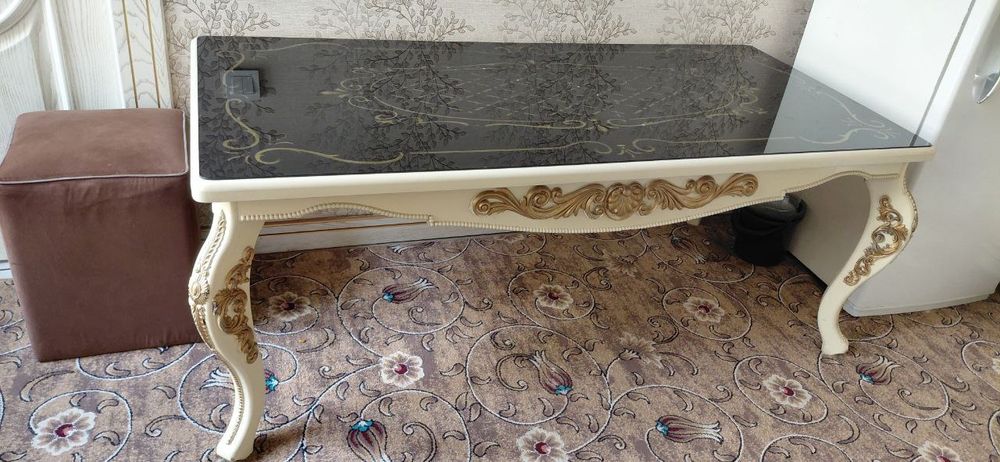 Стол журнальный.