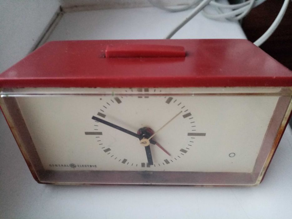 Ceas electric de birou, la priza, perfect funcțional.