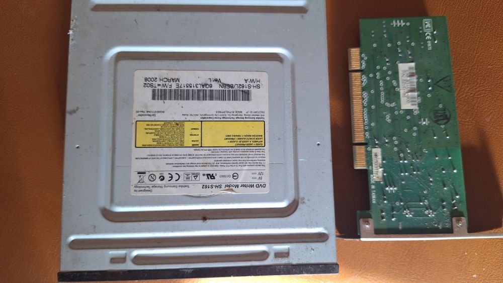 DVD-RW si placă de rețea PC