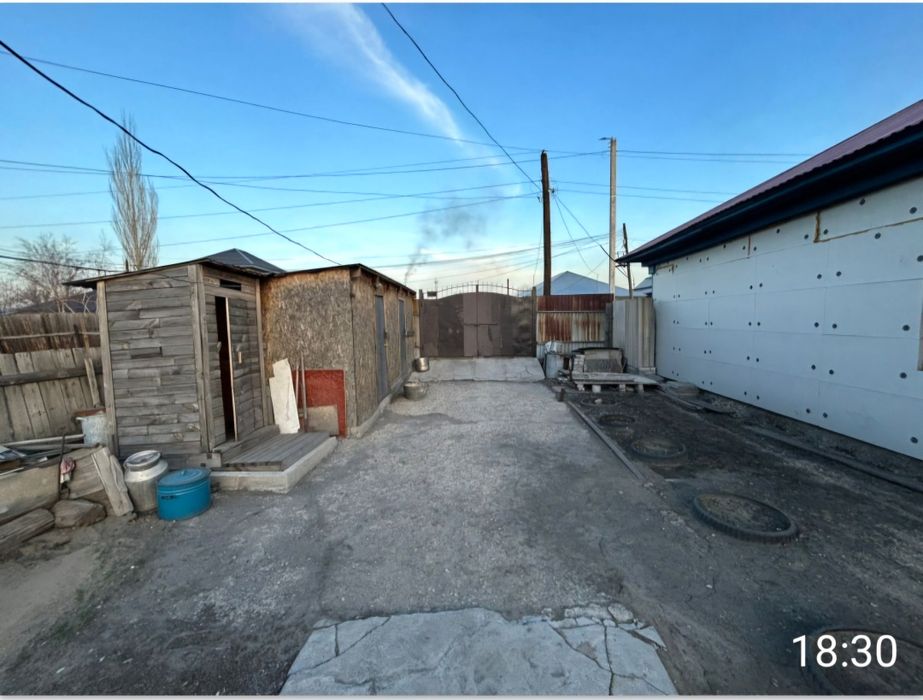 Два дома на одной ограде