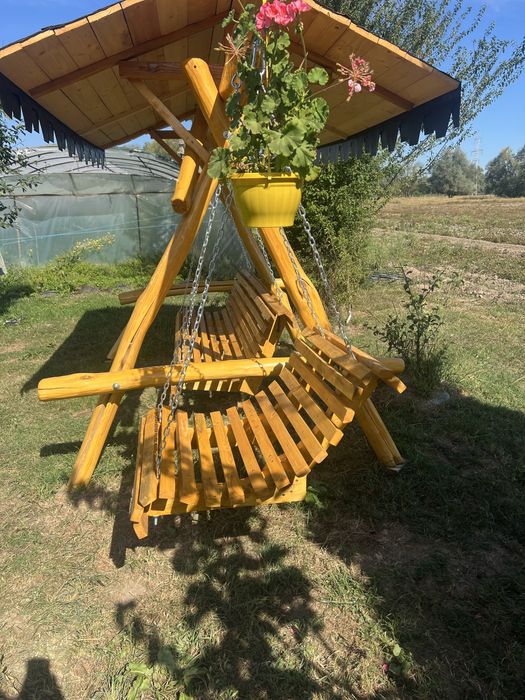 Leagăn XXL din lemn masiv de salcâm cu pui și vaze decorative