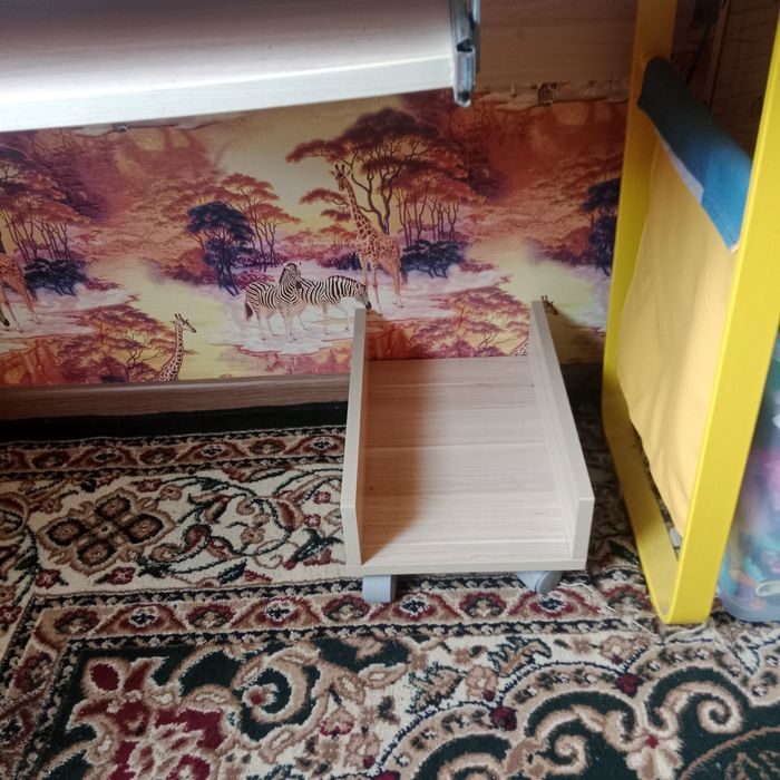 Школьный стол с полками