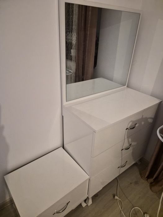 Dormitor complet alb, ca nou – pat 160x200, dulap, noptiere, comodă