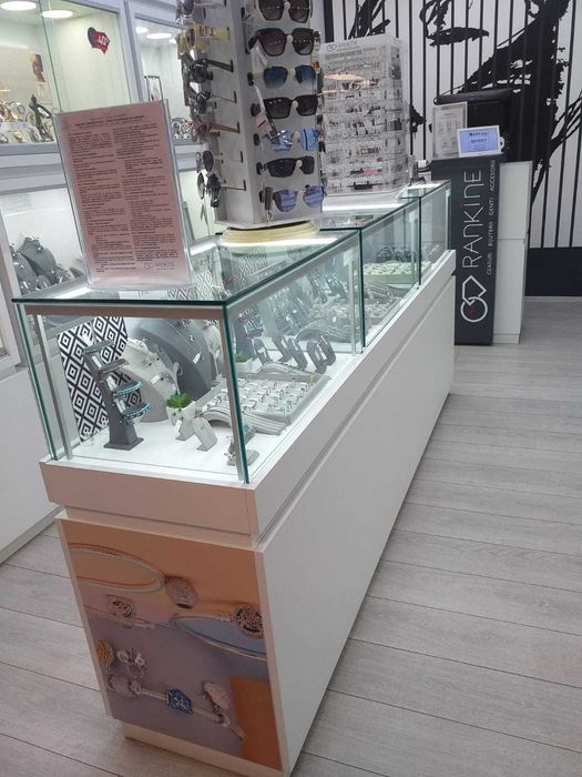 Vand mobilier magazin stare excelenta.